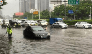 暴雨中的深圳:開(kāi)車(chē)如坐船 地鐵站臨時(shí)關(guān)門(mén)