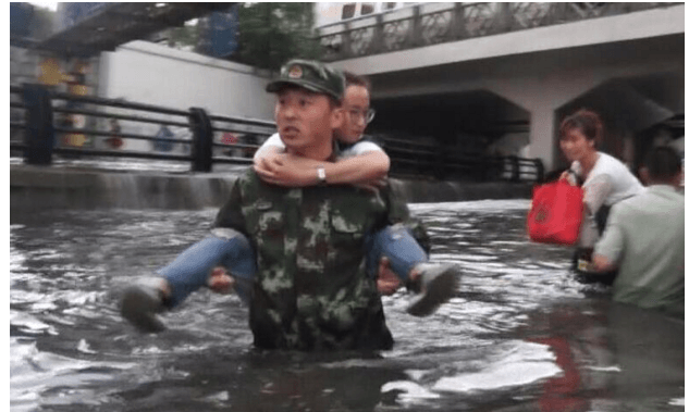 暴雨淹蓋車(chē)輛多人被困車(chē)內(nèi)，途經(jīng)的消防員英勇救人