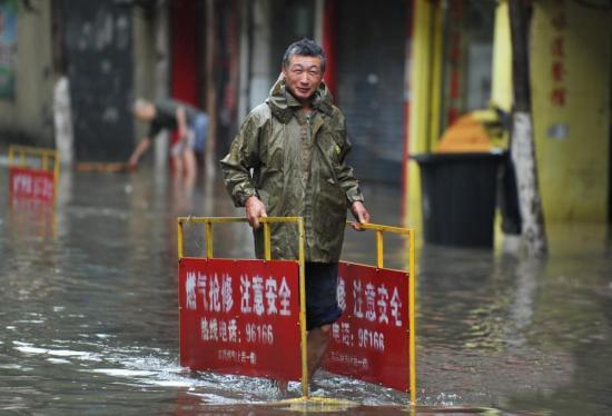 南昌連場暴雨致城市道路成“威尼斯”