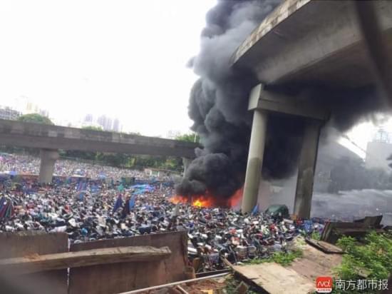 深圳交警扣車場大火繚繞 場內(nèi)車輛燒為焦炭