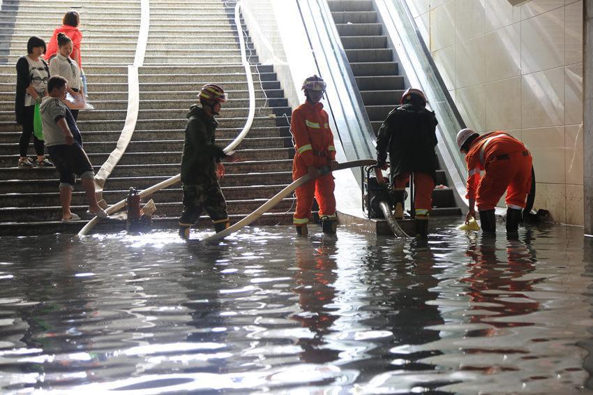 云南昭通市暴雨內(nèi)澇 消防部隊全力排水搶險