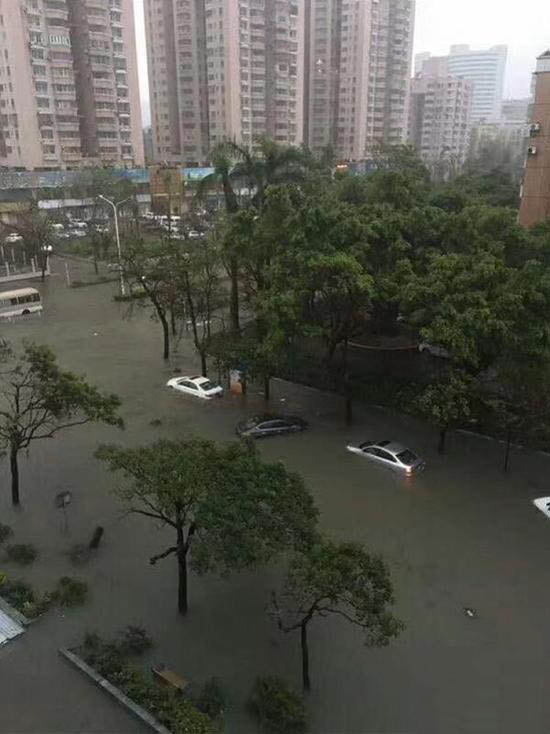 “瑪娃”劃過(guò)暴雨席卷 城市多地內(nèi)澇