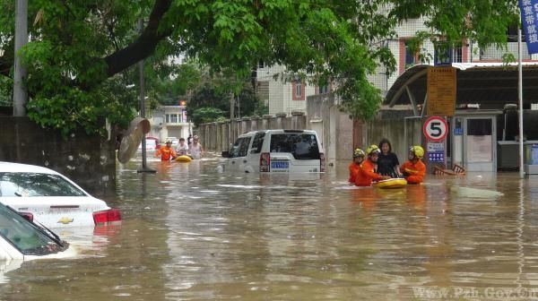 特大暴雨來(lái)襲，廈門(mén)半日變水城